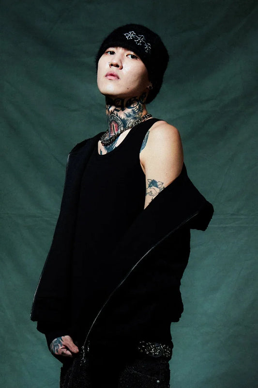【SUPPLIER】 Triple Cross Shaggy Knit Beanie （BLACK） 正面着用ルック画像