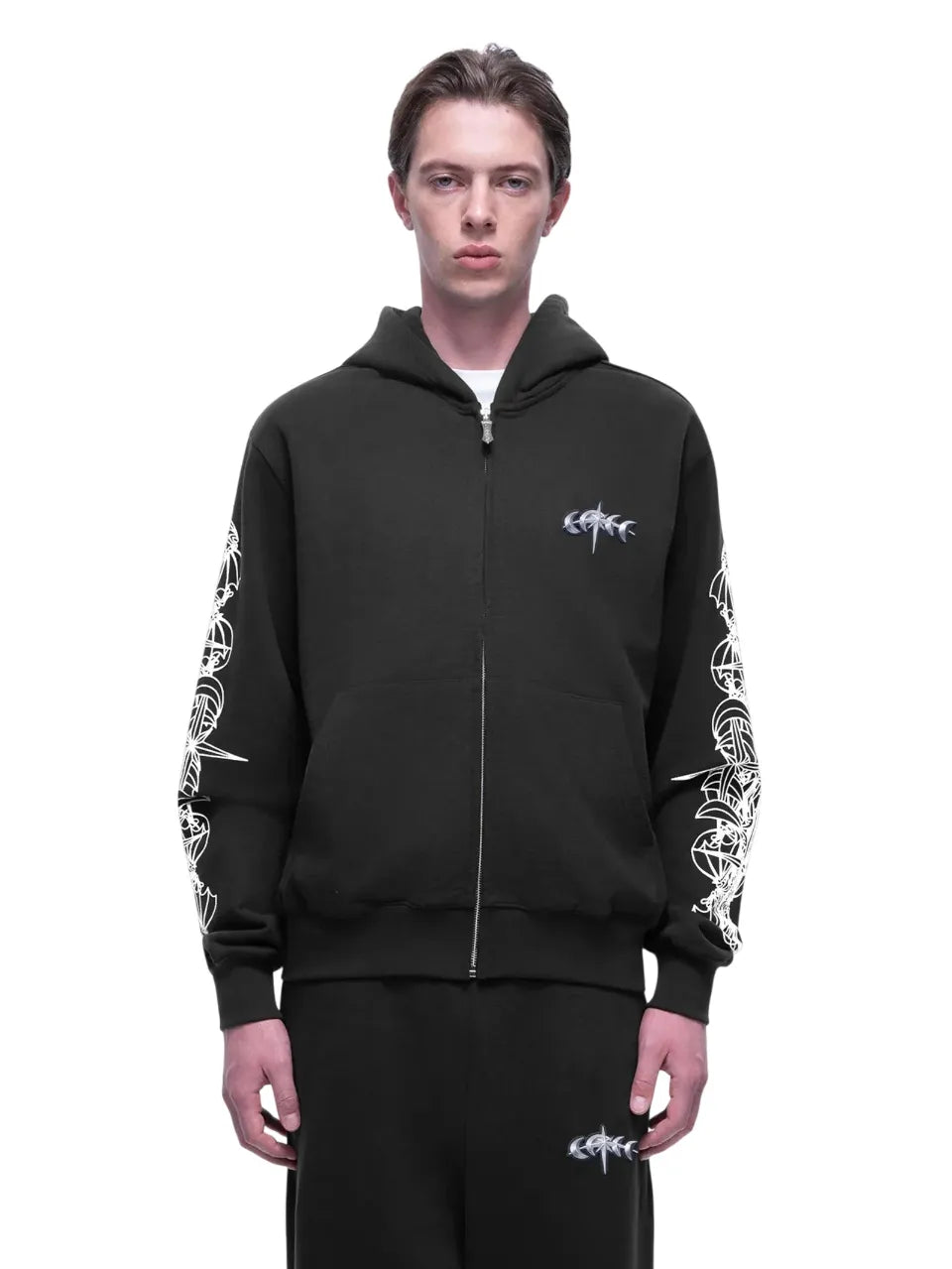 【THE BOY HAS NO PATIENCE】 LUMINOUS DAWN ASTRAL LOGO FLOCKED ZIP HOODIE （DARK GRAY） フロント胸ロゴグラフィック＆両袖プリント ジップアップパーカー 着用