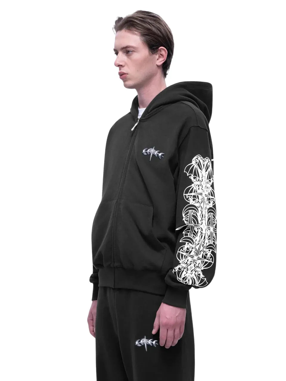 【THE BOY HAS NO PATIENCE】 LUMINOUS DAWN ASTRAL LOGO FLOCKED ZIP HOODIE （DARK GRAY） 袖グラフィックプリント ジップアップパーカー サイド着用