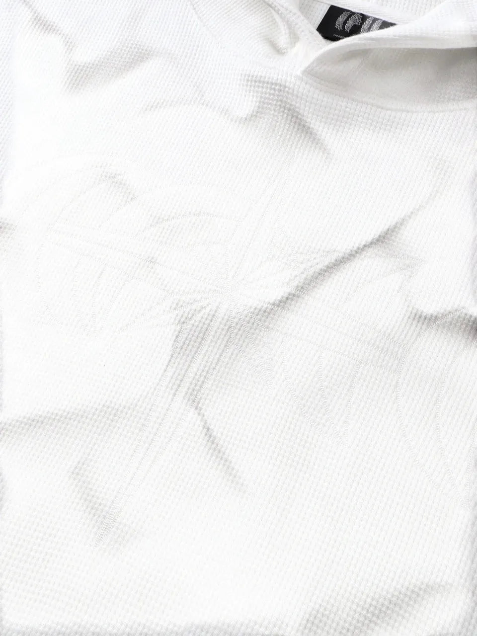 【THE BOY HAS NO PATIENCE】 LUMINOUS DAWN EMBROIDERED LOGO HOODIE （WHITE） 胸元にトーン・オン・トーンで施されたモチーフ刺繍の拡大画像