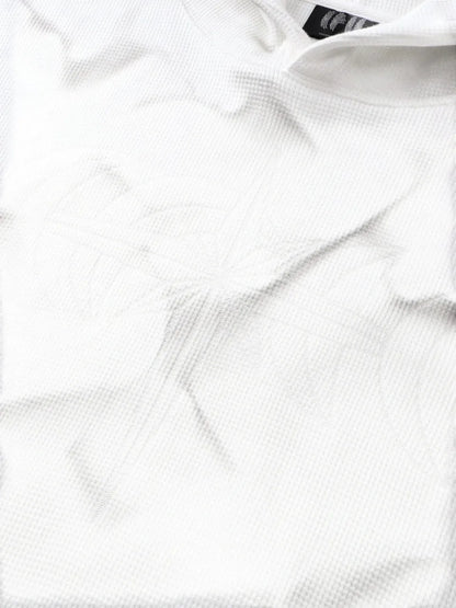 【THE BOY HAS NO PATIENCE】 LUMINOUS DAWN EMBROIDERED LOGO HOODIE （WHITE） 胸元にトーン・オン・トーンで施されたモチーフ刺繍の拡大画像
