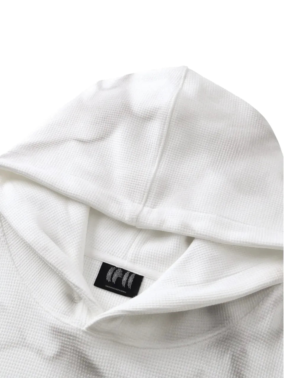 【THE BOY HAS NO PATIENCE】 LUMINOUS DAWN EMBROIDERED LOGO HOODIE （WHITE） フード立ち上がり部とブランドロゴタグのアップ画像