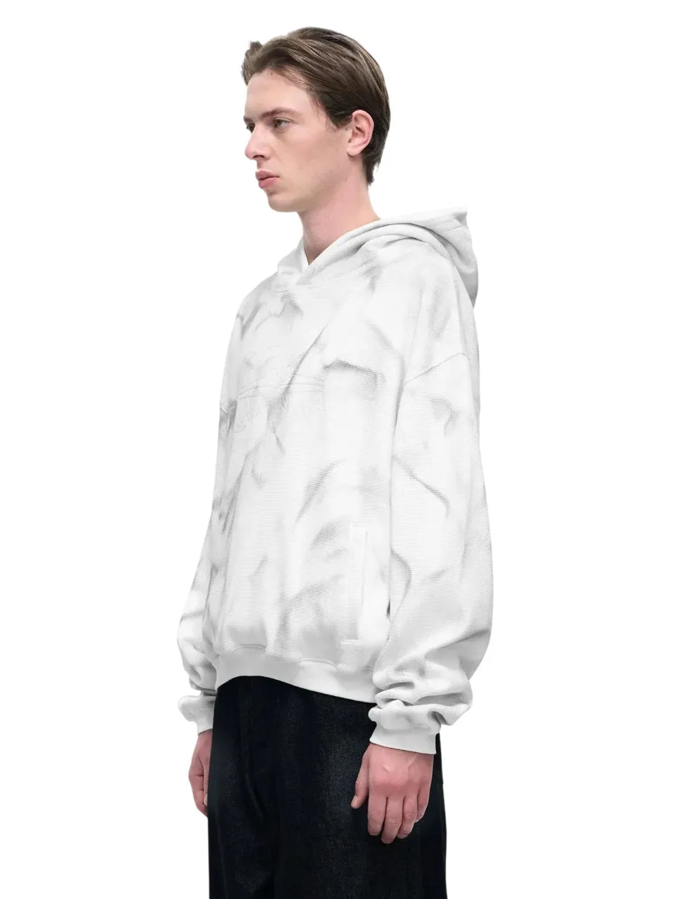 【THE BOY HAS NO PATIENCE】 LUMINOUS DAWN EMBROIDERED LOGO HOODIE （WHITE） モデル着用サイド画像
