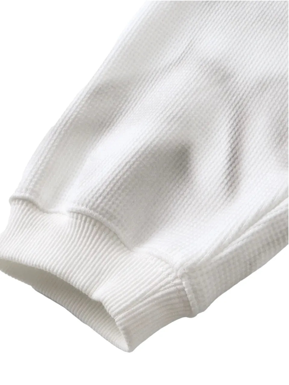 【THE BOY HAS NO PATIENCE】 LUMINOUS DAWN EMBROIDERED LOGO HOODIE （WHITE） 袖口リブとワッフル生地の質感アップ画像