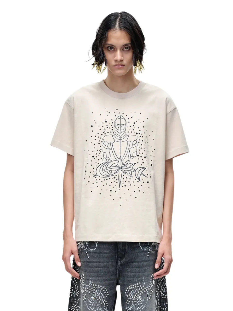THE BOY HAS NO PATIENCE LUMINOUS DAWN SKETCH KNIGHT TEE ベージュ 騎士プリント Tシャツ 男性モデル着用正面カット