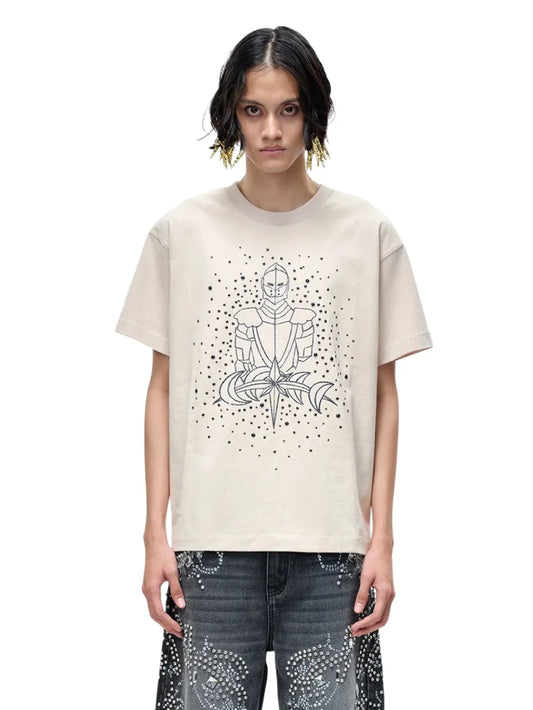 THE BOY HAS NO PATIENCE LUMINOUS DAWN SKETCH KNIGHT TEE ベージュ 騎士プリント Tシャツ 男性モデル着用正面カット