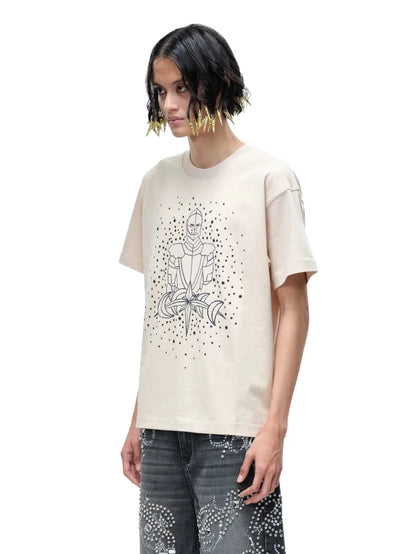 THE BOY HAS NO PATIENCE Tシャツ ベージュ 男性モデル着用斜めカット