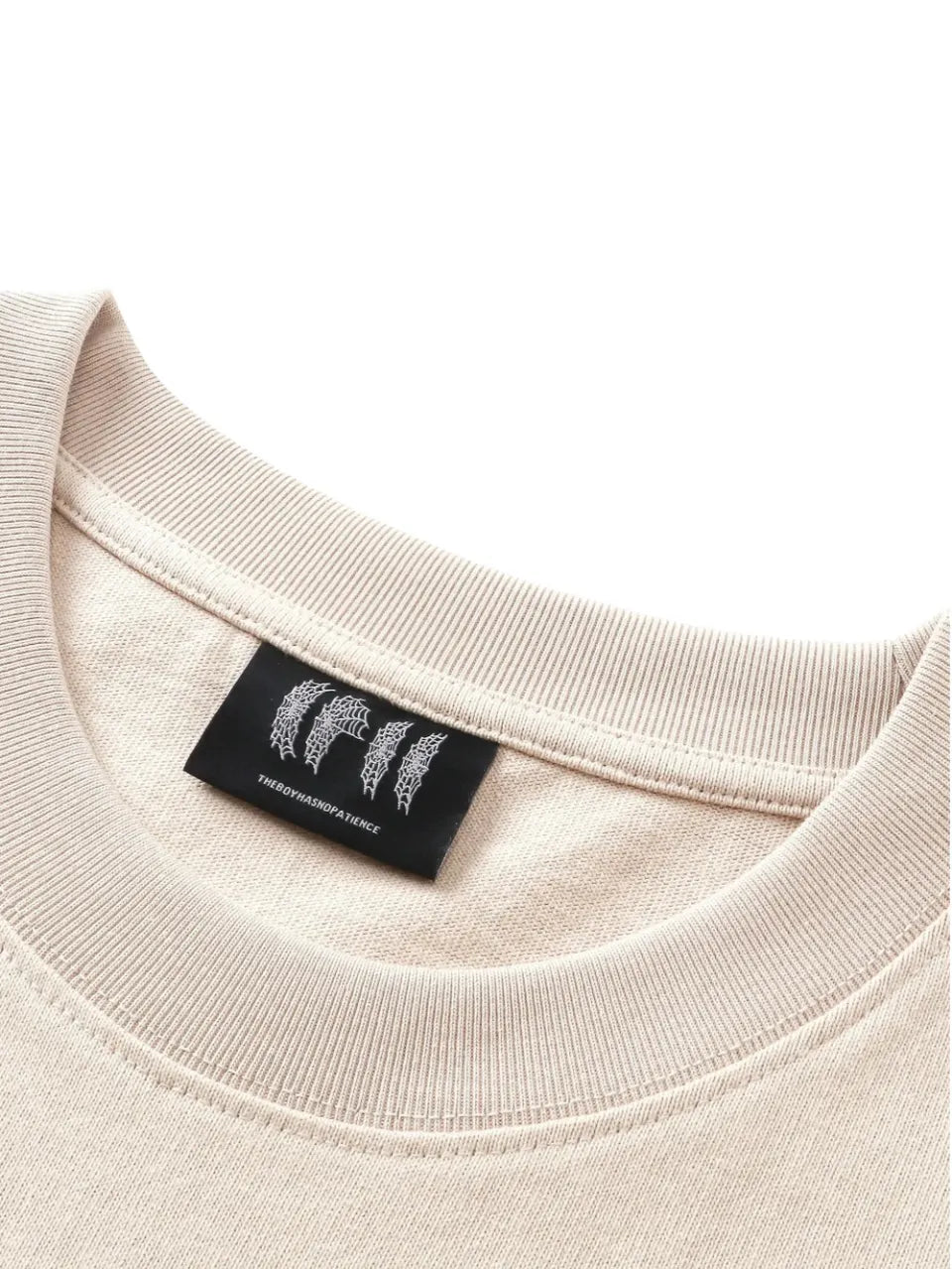 THE BOY HAS NO PATIENCE Tシャツ 襟元リブ＆ブランド織りネームタグ
