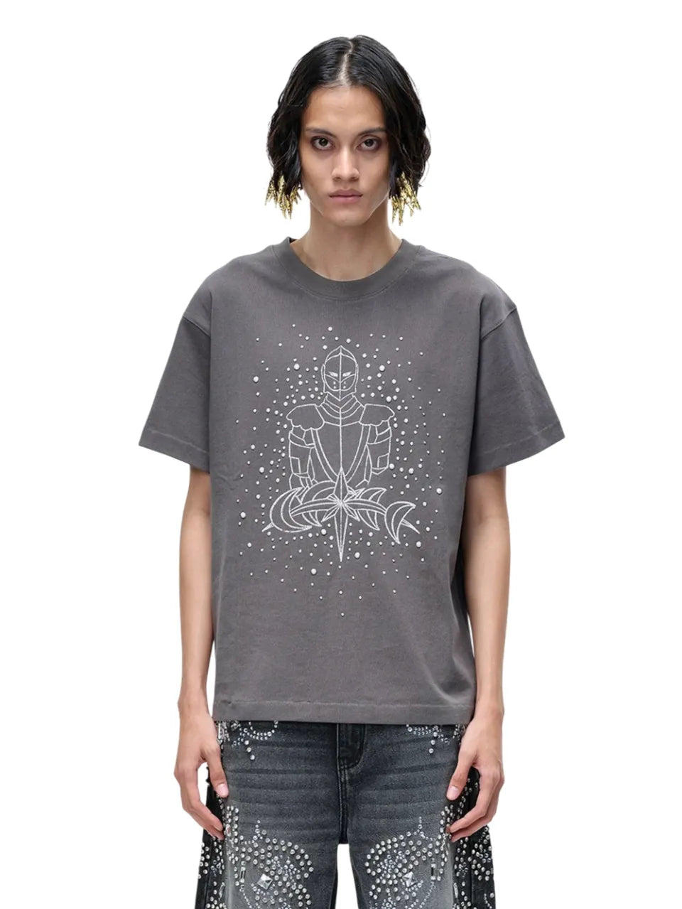 THE BOY HAS NO PATIENCE LUMINOUS DAWN SKETCH KNIGHT TEE チャコールグレー 騎士プリント Tシャツ 男性モデル着用正面カット