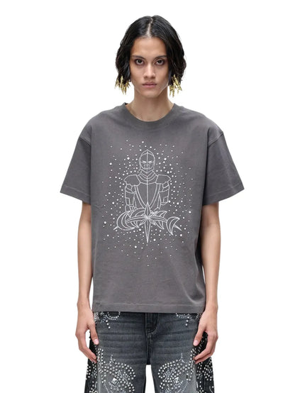 THE BOY HAS NO PATIENCE LUMINOUS DAWN SKETCH KNIGHT TEE チャコールグレー 騎士プリント Tシャツ 男性モデル着用正面カット