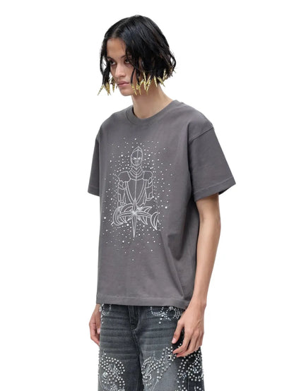 THE BOY HAS NO PATIENCE Tシャツ チャコールグレー 男性モデル着用斜めカット