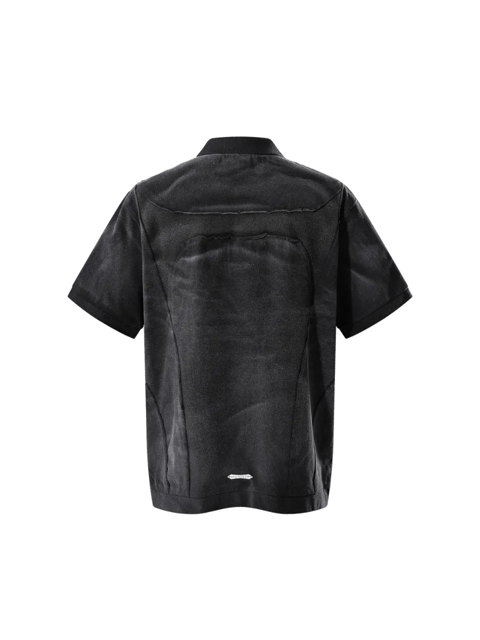 【THE BOY HAS NO PATIENCE】 LUMINOUS DAWN STRUCTURED POLO （BLACK） バック中央下部にメタルロゴパーツ 切り替えデザイン ポロシャツ 立体画像