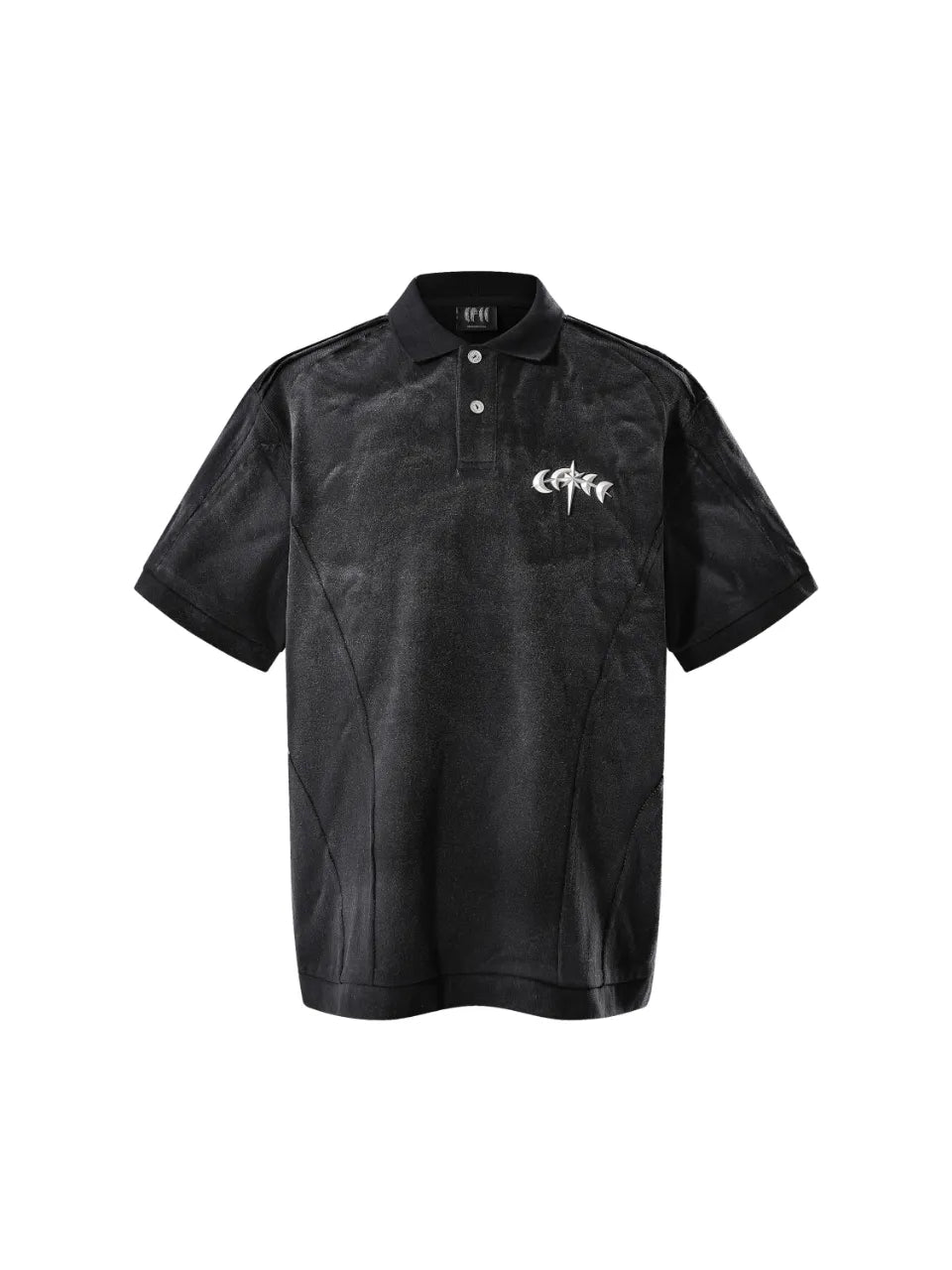 【THE BOY HAS NO PATIENCE】 LUMINOUS DAWN STRUCTURED POLO （BLACK） フロント胸メタルロゴパーツモチーフ 切り替えデザイン ポロシャツ 立体画像