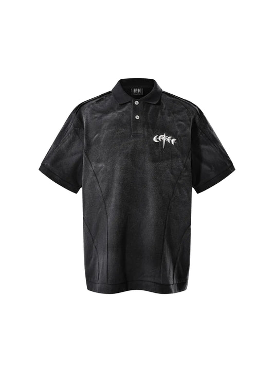 【THE BOY HAS NO PATIENCE】 LUMINOUS DAWN STRUCTURED POLO （BLACK） フロント胸メタルロゴパーツモチーフ 切り替えデザイン ポロシャツ 立体画像