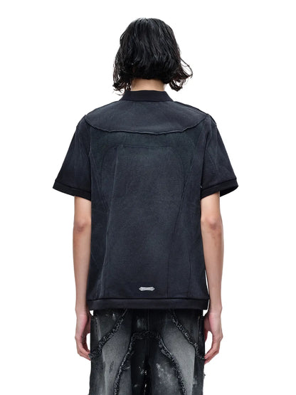 【THE BOY HAS NO PATIENCE】 LUMINOUS DAWN STRUCTURED POLO （ブラック） 変形切替デザインが特徴的なポロシャツを着用したモデルのバストアップ背面画像