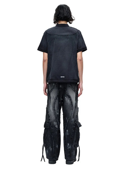 【THE BOY HAS NO PATIENCE】 LUMINOUS DAWN STRUCTURED POLO （ブラック） 変形切替デザインが特徴的なポロシャツとワイドパンツを着用したモデルの全身背面画像