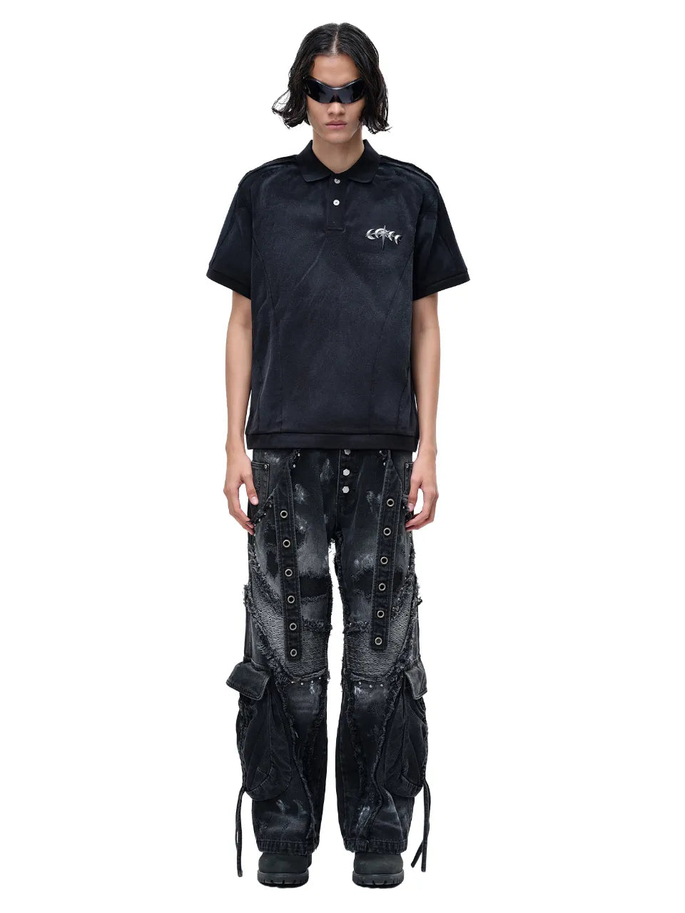 【THE BOY HAS NO PATIENCE】 LUMINOUS DAWN STRUCTURED POLO （ブラック） 胸元にメタルロゴが入ったポロシャツとワイドパンツを着用したモデルの全身正面画像