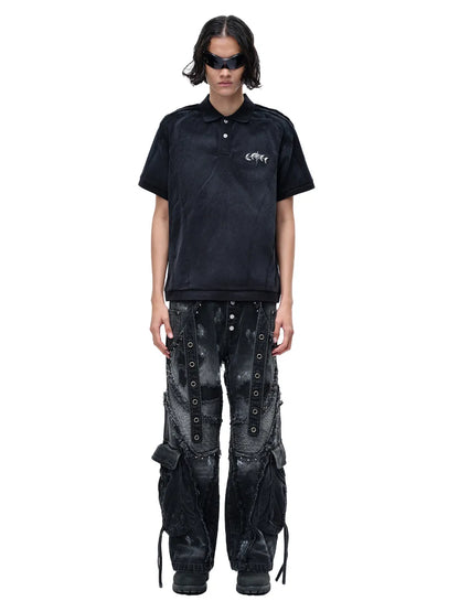 【THE BOY HAS NO PATIENCE】 LUMINOUS DAWN STRUCTURED POLO （ブラック） 胸元にメタルロゴが入ったポロシャツとワイドパンツを着用したモデルの全身正面画像