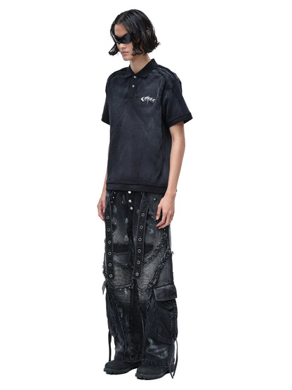 【THE BOY HAS NO PATIENCE】 LUMINOUS DAWN STRUCTURED POLO （ブラック） 胸元にメタルロゴが入ったポロシャツとワイドパンツを着用したモデルの全身斜め画像