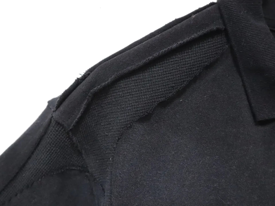 【THE BOY HAS NO PATIENCE】 LUMINOUS DAWN STRUCTURED POLO （BLACK）肩・襟元 切り替え＆裁ち切り縫製ディテール