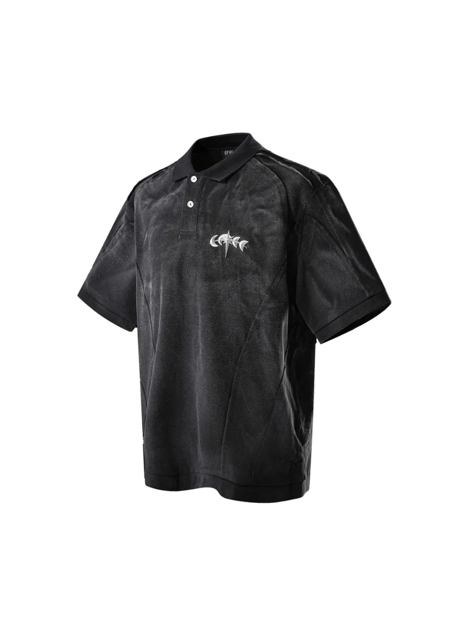 【THE BOY HAS NO PATIENCE】 LUMINOUS DAWN STRUCTURED POLO （BLACK）フロント胸メタルロゴパーツモチーフ 切り替えデザイン ポロシャツ 斜めアングル 立体画像
