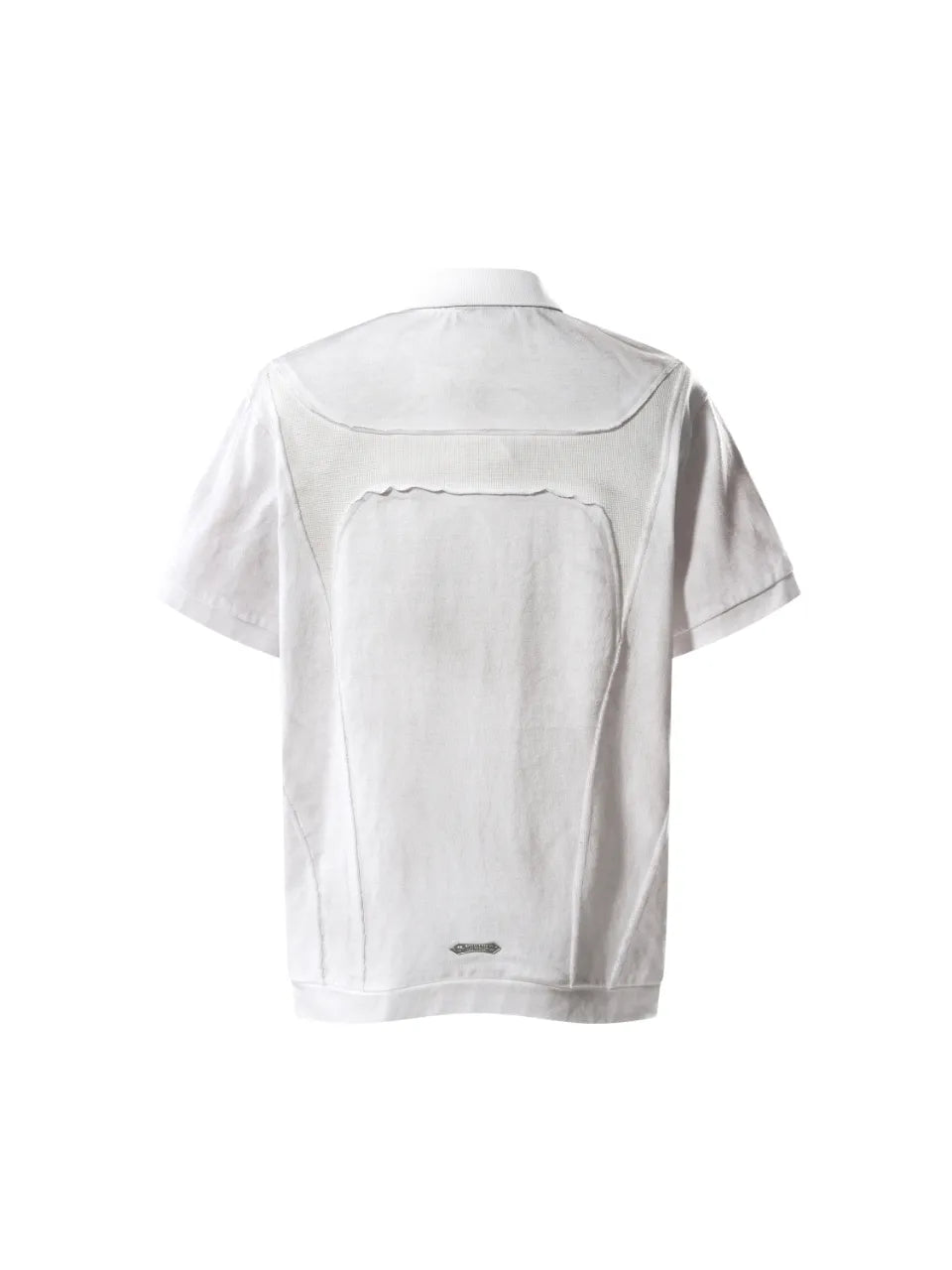 【THE BOY HAS NO PATIENCE】 LUMINOUS DAWN STRUCTURED POLO （WHITE） バック中央下部にメタルロゴパーツ 切り替えデザイン ポロシャツ 立体画像