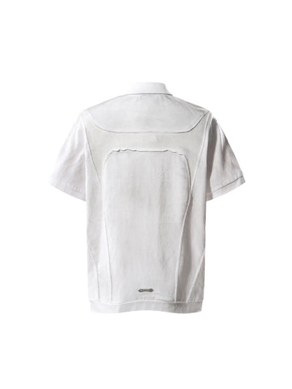 【THE BOY HAS NO PATIENCE】 LUMINOUS DAWN STRUCTURED POLO （WHITE） バック中央下部にメタルロゴパーツ 切り替えデザイン ポロシャツ 立体画像