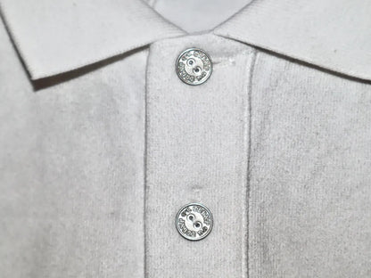 【THE BOY HAS NO PATIENCE】 LUMINOUS DAWN STRUCTURED POLO （ホワイト）刻印入りオリジナルメタルボタンディテール