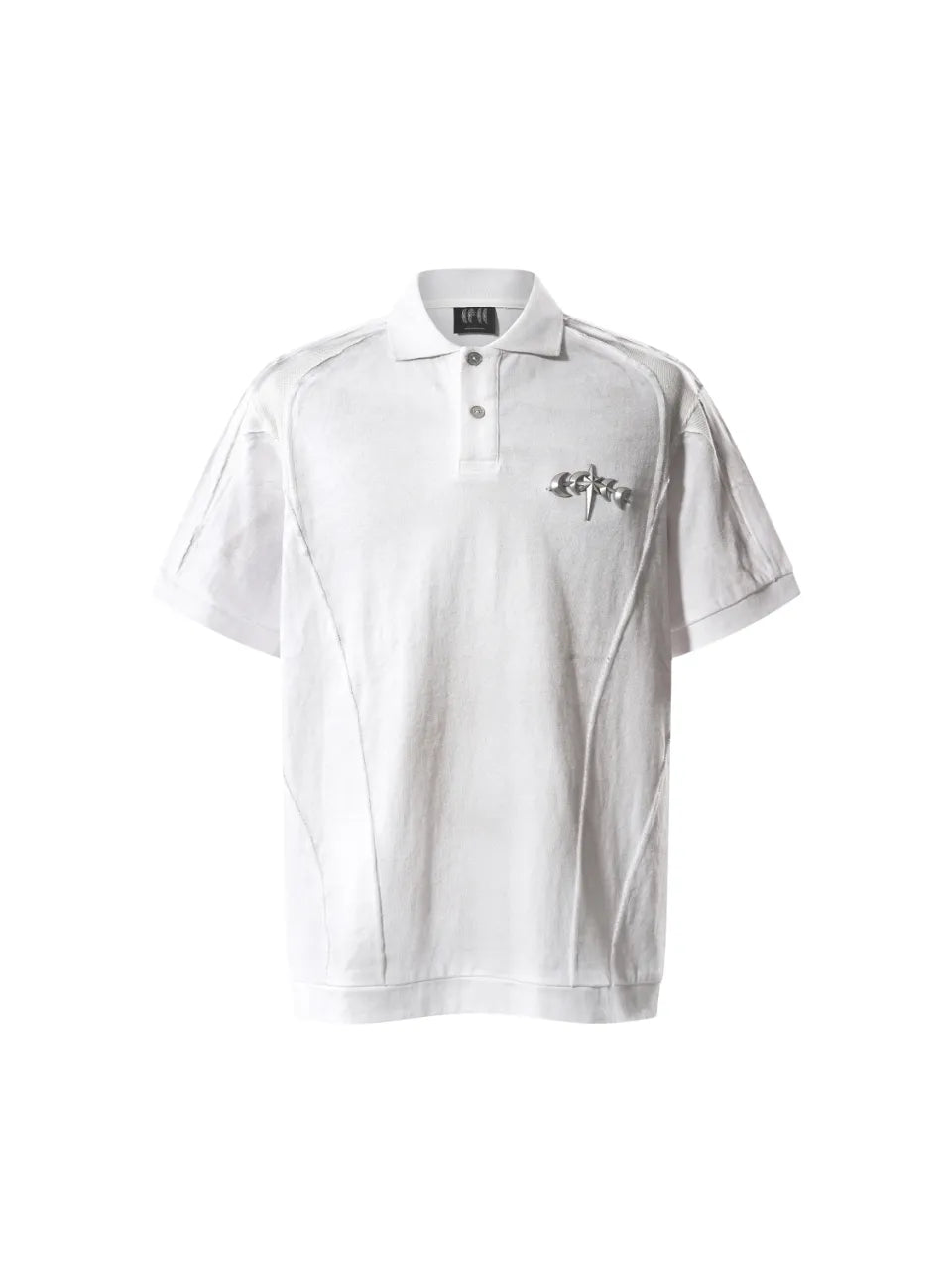 【THE BOY HAS NO PATIENCE】 LUMINOUS DAWN STRUCTURED POLO （WHITE） フロント胸メタルロゴパーツモチーフ 切り替えデザイン ポロシャツ 立体画像