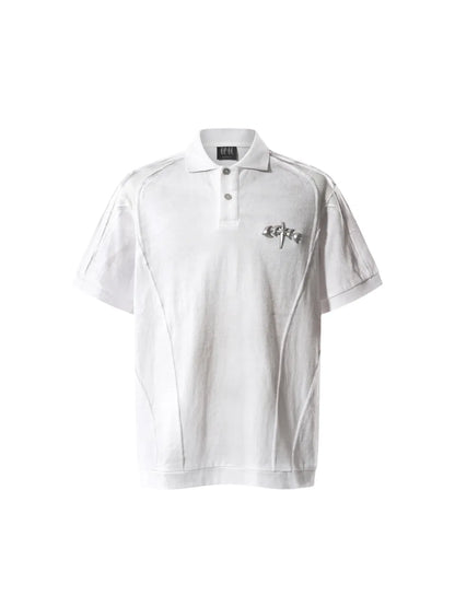 【THE BOY HAS NO PATIENCE】 LUMINOUS DAWN STRUCTURED POLO （WHITE） フロント胸メタルロゴパーツモチーフ 切り替えデザイン ポロシャツ 立体画像
