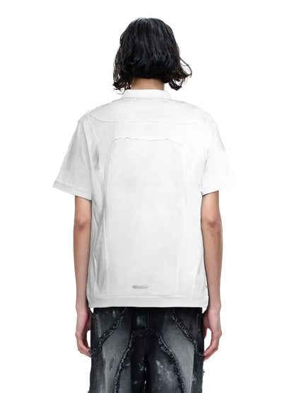 【THE BOY HAS NO PATIENCE】 LUMINOUS DAWN STRUCTURED POLO （WHITE） 変形切替デザインが特徴的なポロシャツを着用したモデルのバストアップ背面画像