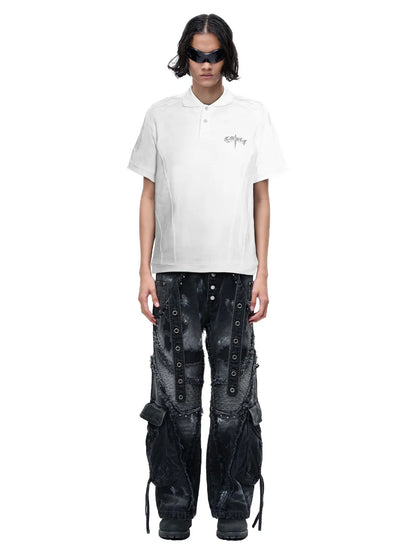 【THE BOY HAS NO PATIENCE】 LUMINOUS DAWN STRUCTURED POLO （ホワイト） 胸元にメタルロゴが入ったポロシャツとワイドパンツを着用したモデルの全身正面画像