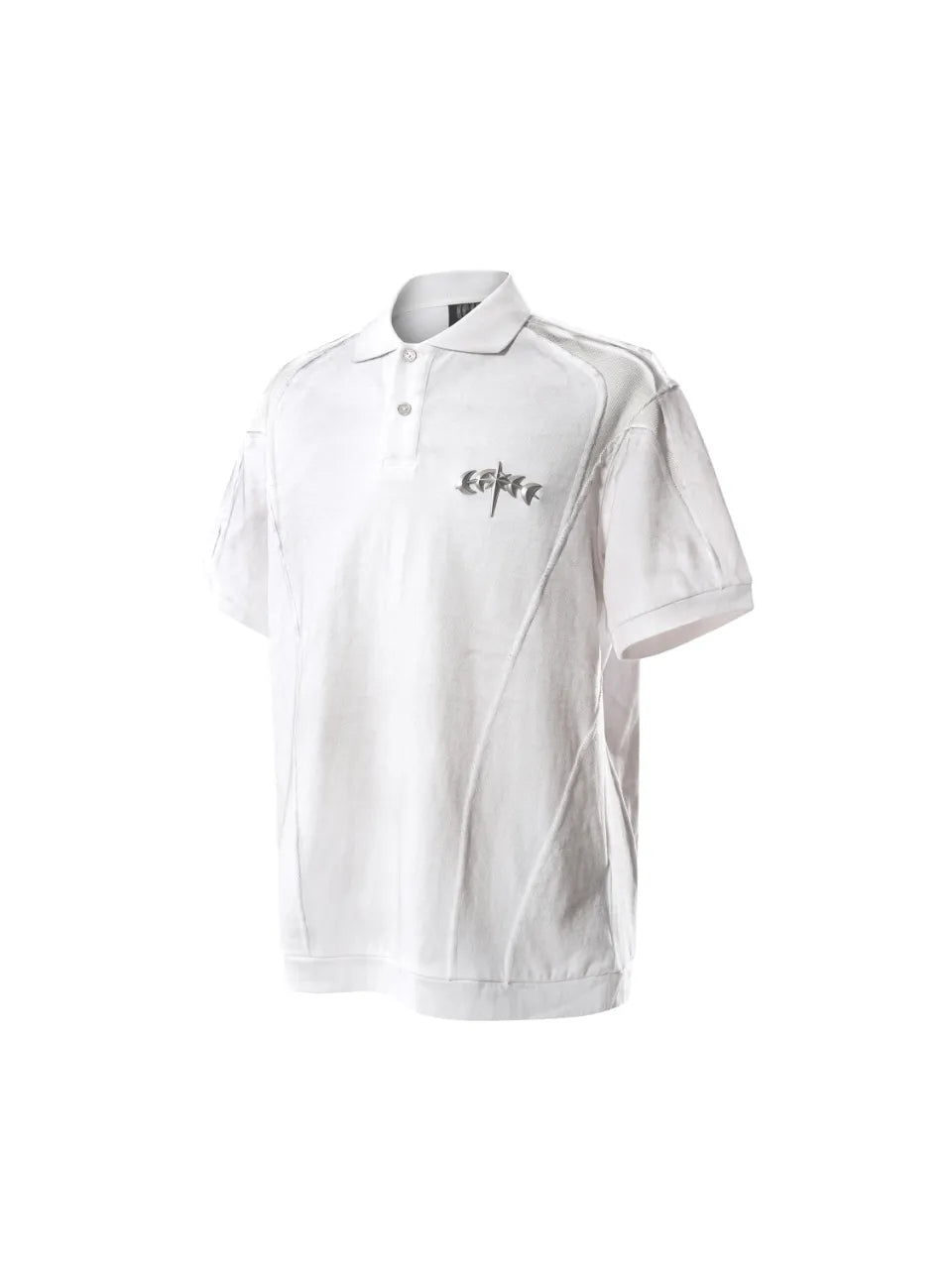 【THE BOY HAS NO PATIENCE】 LUMINOUS DAWN STRUCTURED POLO （WHITE）フロント胸メタルロゴパーツモチーフ 切り替えデザイン ポロシャツ 斜めアングル 立体画像