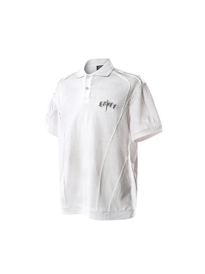 【THE BOY HAS NO PATIENCE】 LUMINOUS DAWN STRUCTURED POLO （WHITE）フロント胸メタルロゴパーツモチーフ 切り替えデザイン ポロシャツ 斜めアングル 立体画像
