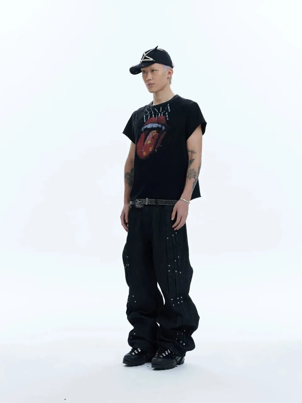 【DND4DES】 Riveted Pleated Denim 黒Tシャツとのコーディネート。着用全身画像。