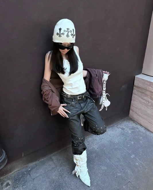 Trapper Club Bootcut Denim Night Shard ブラックデニム スタッズ詳細 モデル壁寄りポーズカット