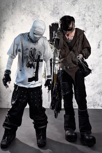 Trapper Clubトラッパークラブ スタッズ付きバギーデニム＆Tシャツ着用のモデルと、スパイクスタッズ付きフーディ＆ブーツカットブラックデニム着用のモデルを使ったブランドイメージ画像