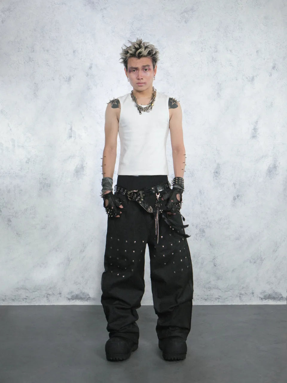 Trapper Club Steel Rite Baggy Denim コーティングブラック メタルリベット バギーデニムジーンズ タンクトップ着用モデル全身ショット