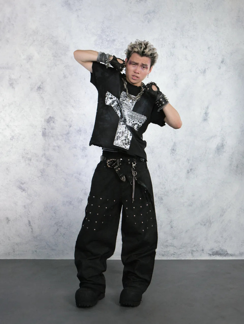 Trapper Club Steel Rite Baggy Denim コーティングブラック メタルリベット バギーデニムジーンズ Tシャツ着用モデルポーズカット