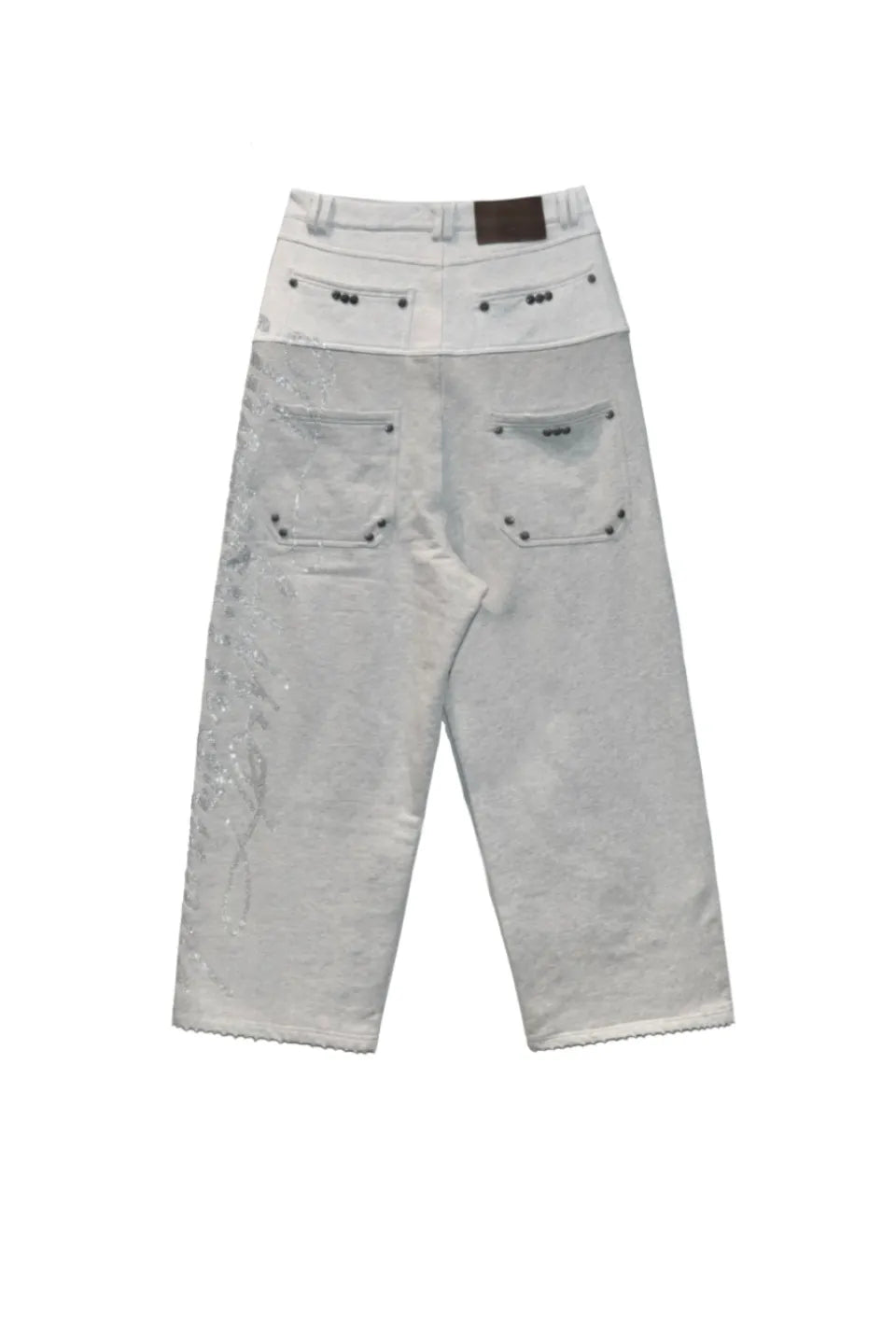 Dray Double-Layered Sweatpants Thought We Friendsのグレーカラー平置き背面画像。レザーパッチとサイドのラインストーンロゴ、ルーズなバギーシルエット。