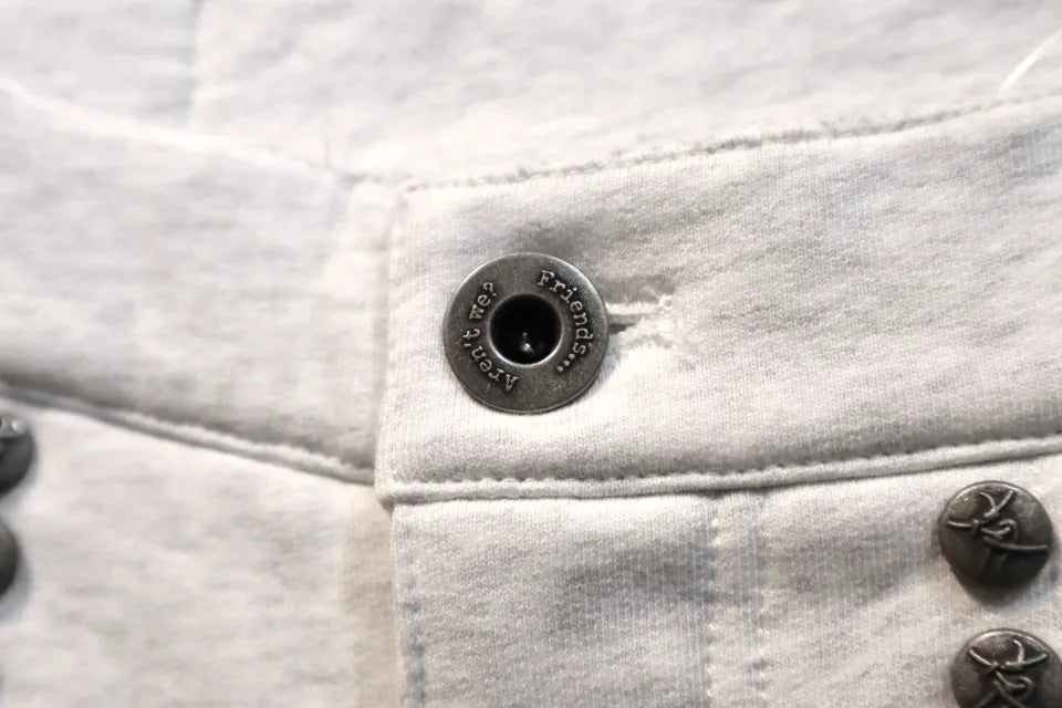 Dray Double-Layered Sweatpants Thought We Friendsのフロントトップボタン部分アップ画像。ブランド名が刻印されたオリジナルメタルボタン。