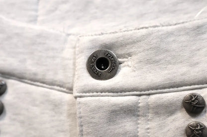Dray Double-Layered Sweatpants Thought We Friendsのフロントトップボタン部分アップ画像。ブランド名が刻印されたオリジナルメタルボタン。