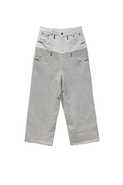 Dray Double-Layered Sweatpants Thought We Friendsのグレーカラー平置き正面画像。2色切り替えのダブルウエストとスタッズ装飾が特徴の裏起毛ワイドバギースウェットパンツ。