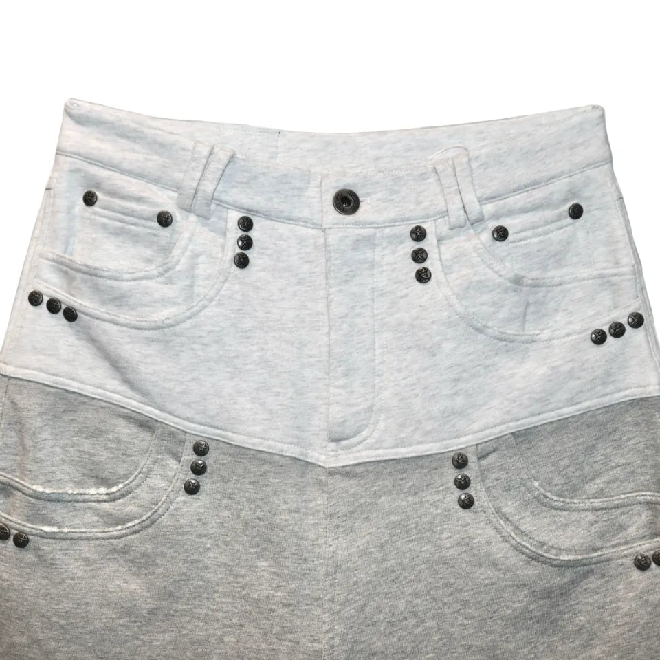 Dray Double-Layered Sweatpants Thought We Friendsのウエスト周り正面アップ画像。トーンの異なるグレー生地の切り替えと打ち込まれたスタッズディテール。