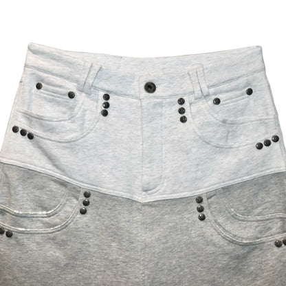 Dray Double-Layered Sweatpants Thought We Friendsのウエスト周り正面アップ画像。トーンの異なるグレー生地の切り替えと打ち込まれたスタッズディテール。