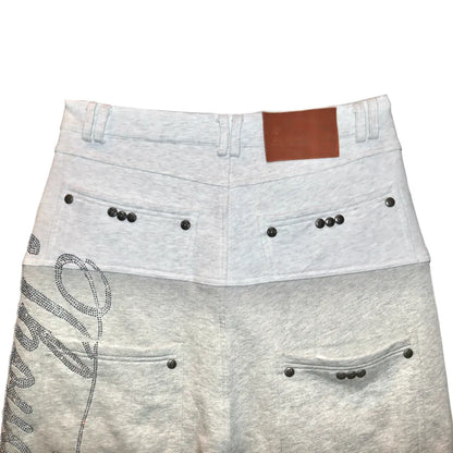 Dray Double-Layered Sweatpants Thought We Friendsのウエスト周り背面アップ画像。ブラウンのレザーパッチとバックポケットのスタッズ装飾。
