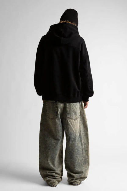 【WASTED PARIS】 BURY BOXY HOODIE （BLACK） フードを下げたバックスタイルとルーズなシルエットを見せるモデルの背面画像