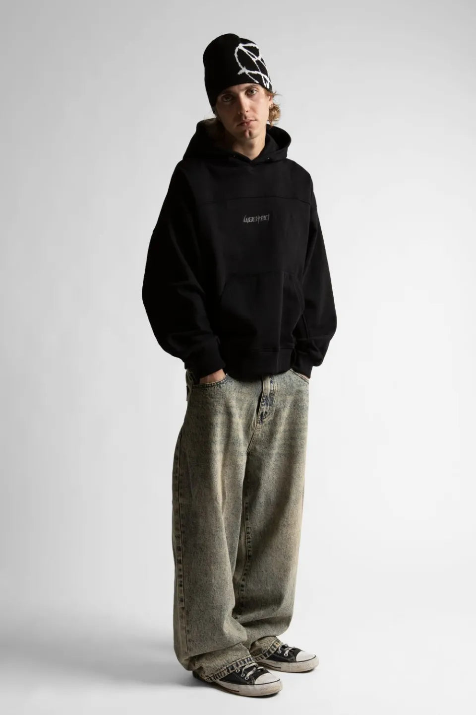 【WASTED PARIS】 BURY BOXY HOODIE （BLACK） ビーニーとバギーパンツを組み合わせたストリートコーデの全身画像