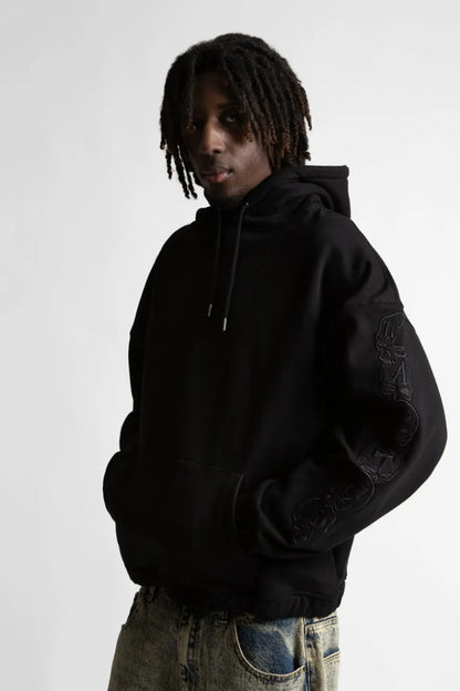 【WASTED PARIS】 BURY BOXY HOODIE （BLACK） 両袖の連続刺繍ディテールを強調した男性モデルのアップ画像