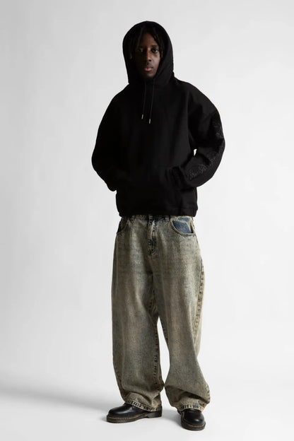 【WASTED PARIS】 BURY BOXY HOODIE （BLACK） フードをかぶりウォッシュデニムと合わせた男性モデルのスタイリング画像